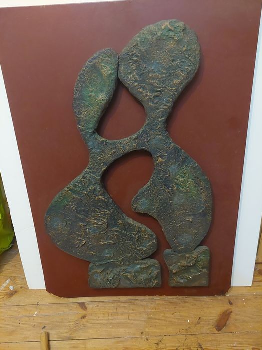 Grande escultura em metal sobre madeira para suspensão