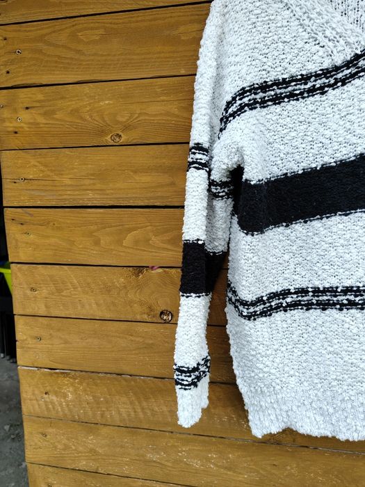 Sweter z dekoltem V