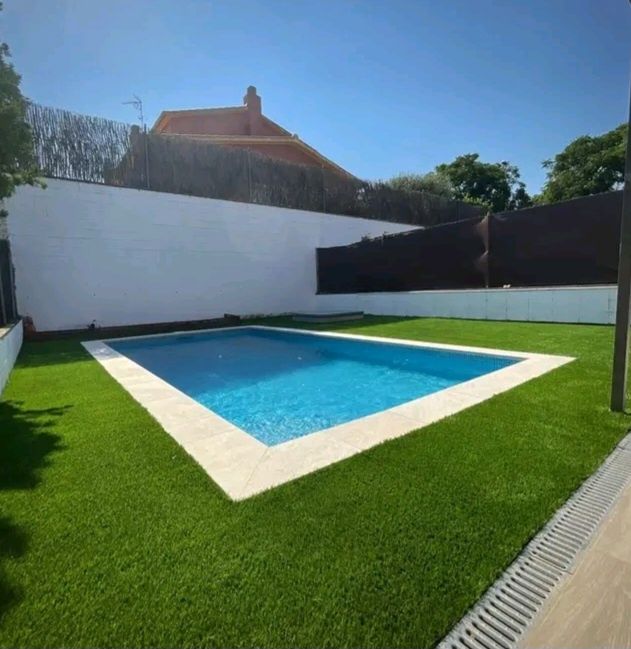 Aluguer de mini giratória com manobrador, aplicação relvas ,piscinas