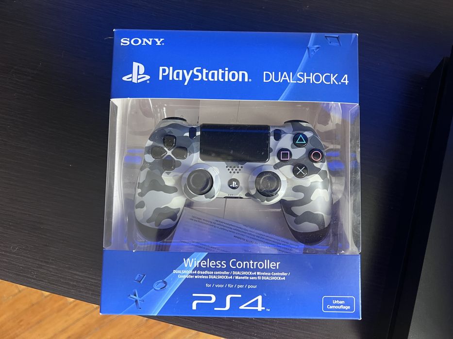 Продам PS4 1TB з трьома джойстиками