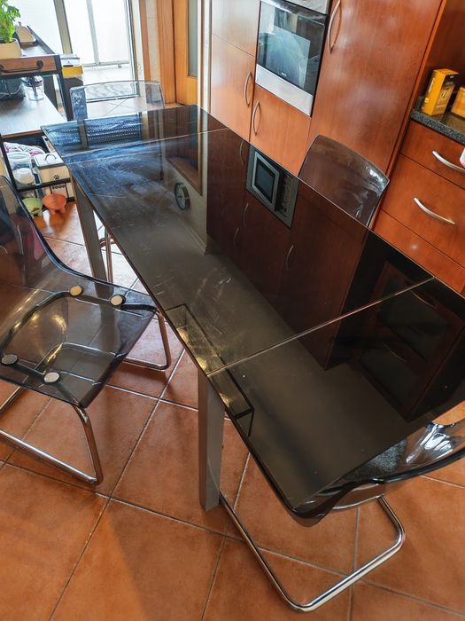 Mesa de vidro temperado preto e 4 cadeiras