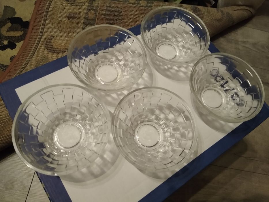 Zestaw pięciu małych miseczek