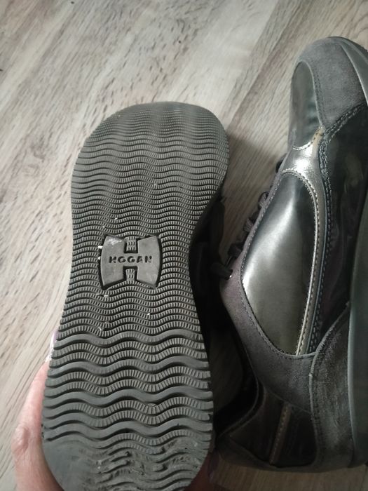Продаються  жіночі красовкі Hogan