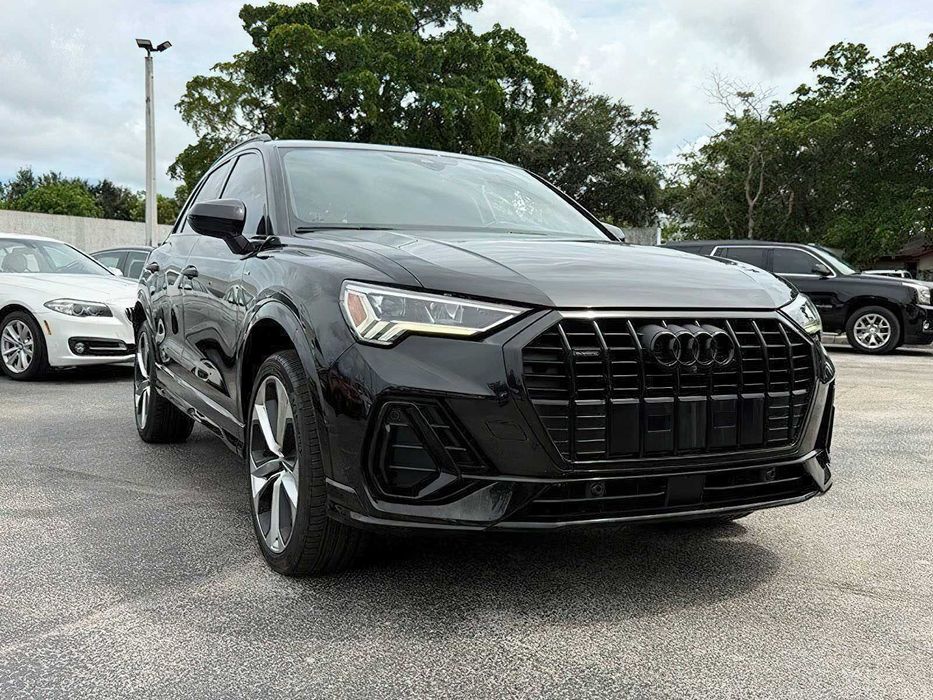Audi Q3 quattro S line Premium 45 TFSI      2022