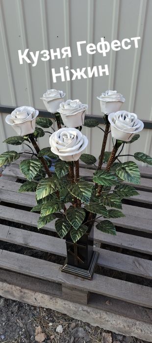 Ковані троянди у вазі