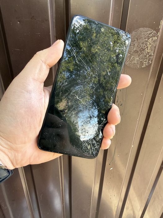 На деталі Xiaomi Redmi Note 14 4G 24117rn76e