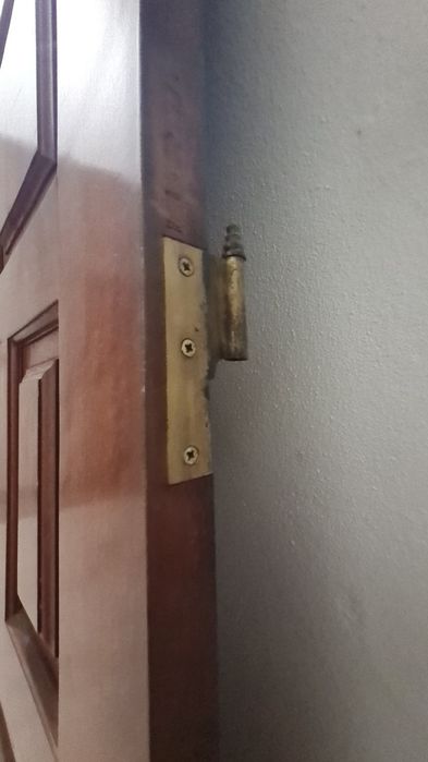 Porta de entrada em madeira maciça sem aro