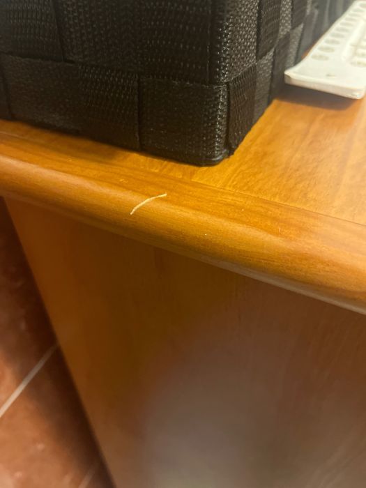 Cómoda castanha de madeira