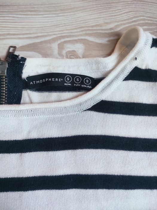 Sweter w paski biało - granatowe