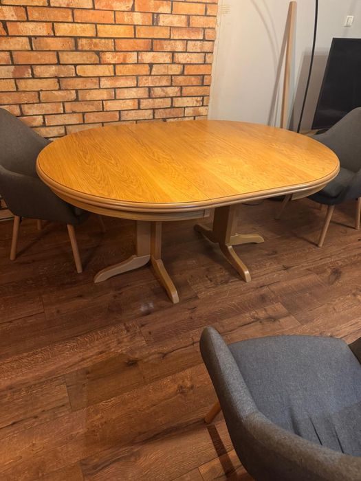 Sprzedam stół z pięcioma krzeslami 110/240cm dlugości