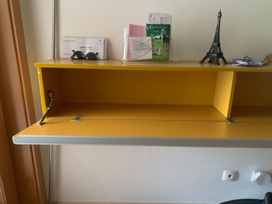 Móvel descontinuado amarelo do ikea
