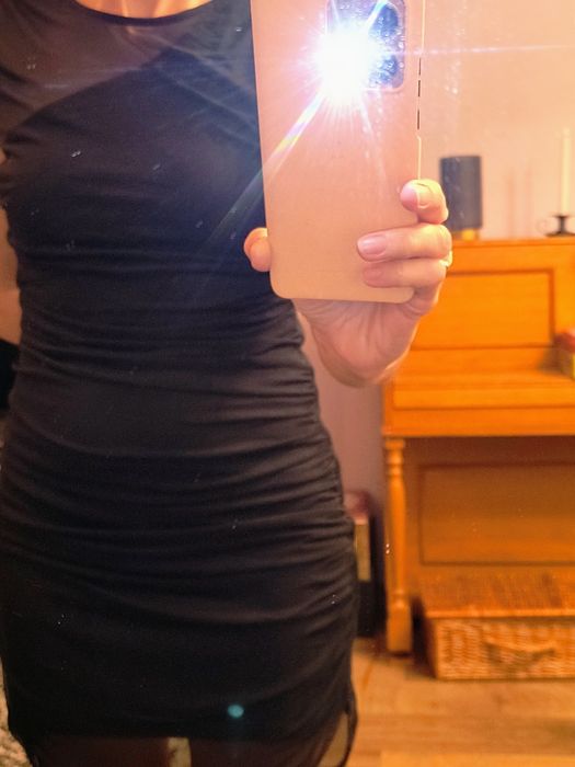 Mała czarna sukienka mini XS Stradivarius