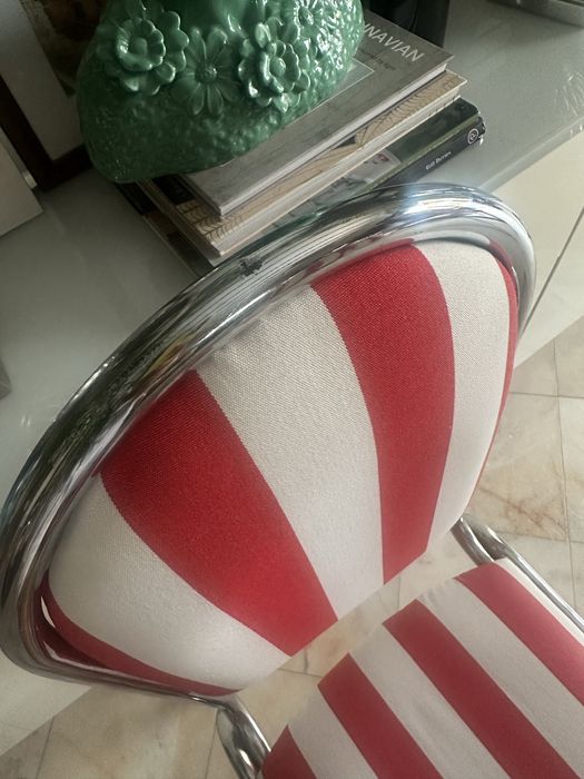 Vende-se cadeiras riscas vermelhas e brancas