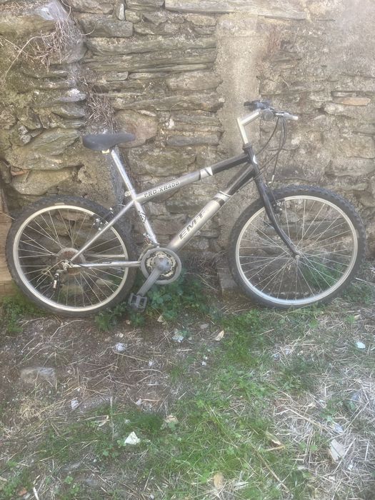Vendo a minha bicicleta porque não tenho espaço.