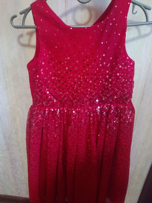 красное платье с пайетками
