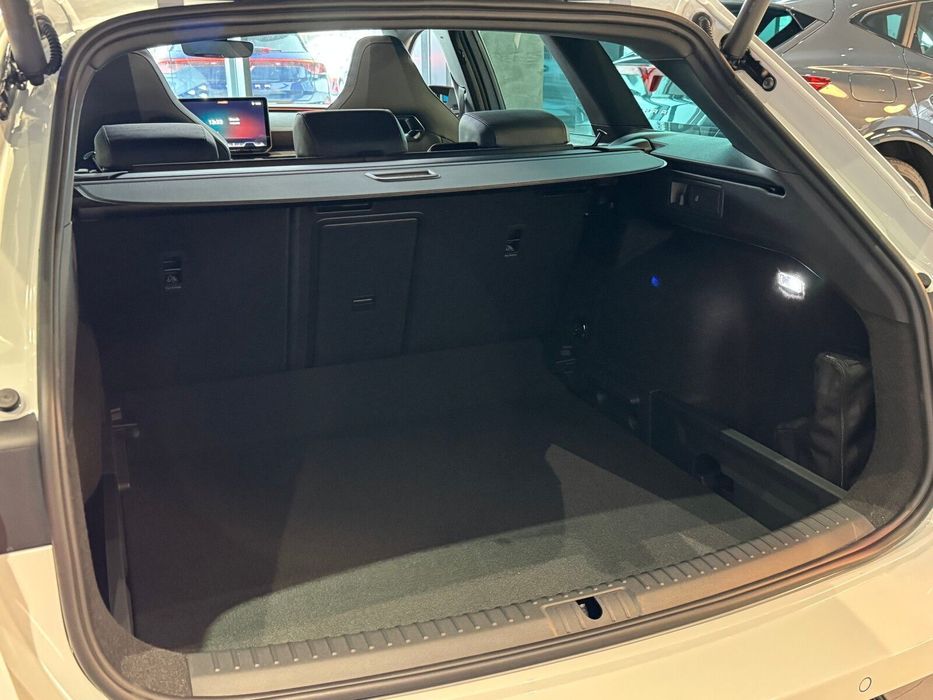 Cupra Leon Sportstourer VZ 333KM 4Drive Glacial White Black Edition: Panorama, MatrixLED!