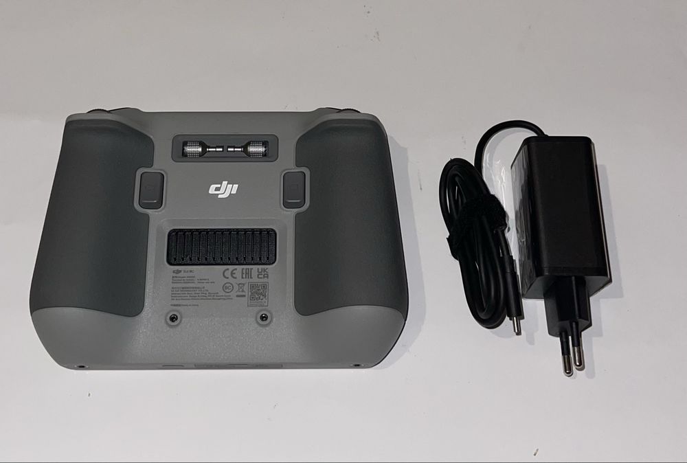 Квадрокоптер DJI Mavic 3 Pro (дрон)