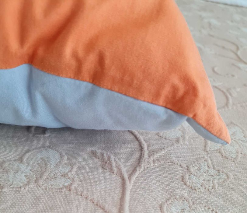 Almofada 40 x 40 cm, azul e laranja