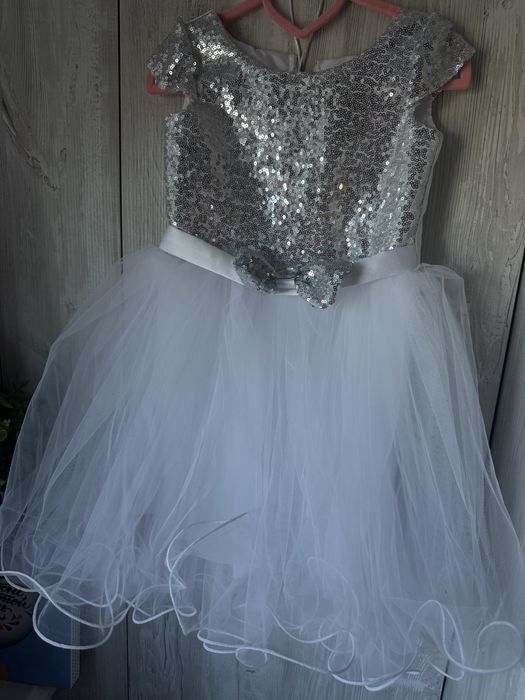 Біле святкове плаття «сніжинка» зі паєтками, ріст 110 см.