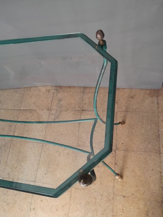 Mesa com tampo em vidro