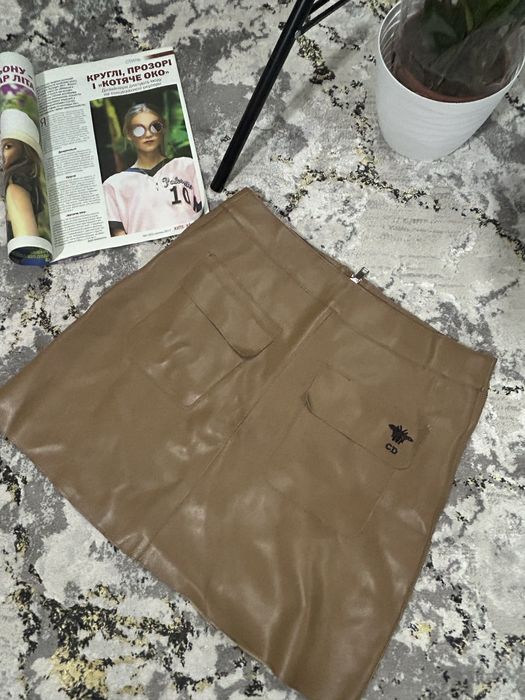 Шкіряна спідниця кольору капучіно.