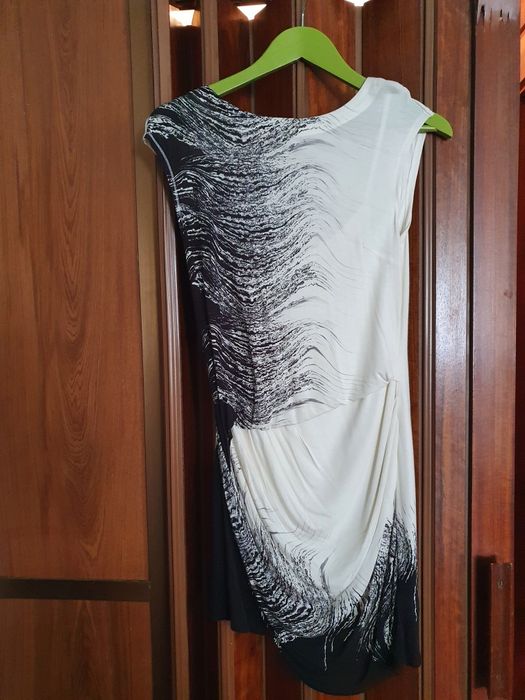 Vestido preto e branco da Karen Millen