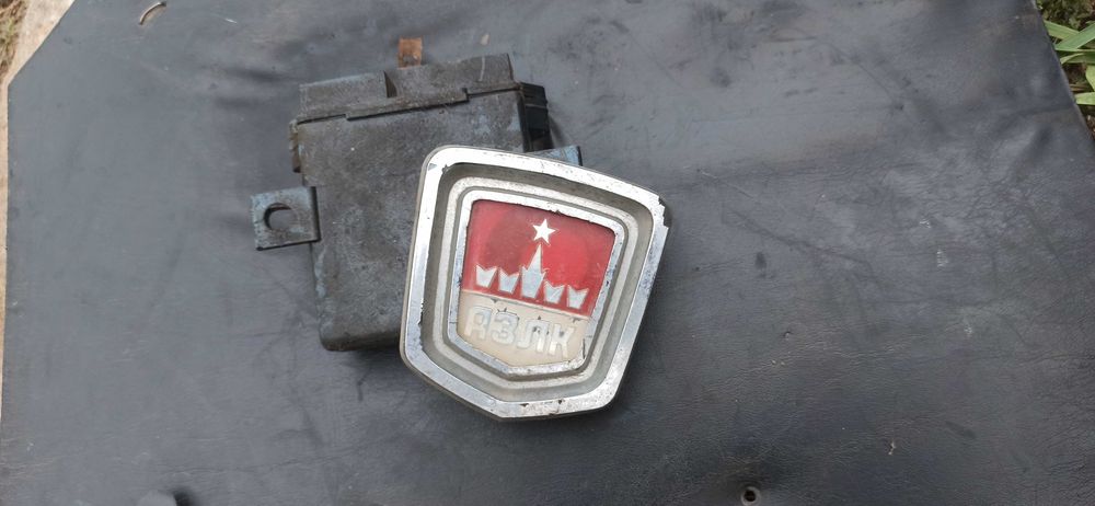 Реле и кнопка аварийной сигнализации и значек АЗЛК