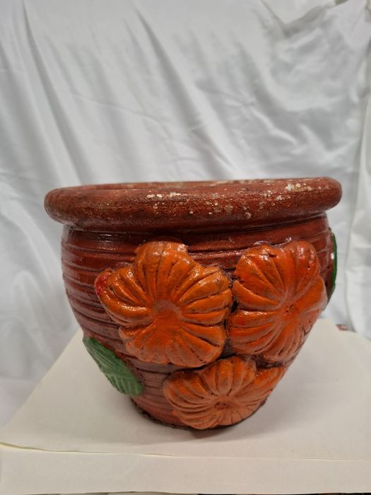 Donica ozdobiona motywem kwiatowym vintage