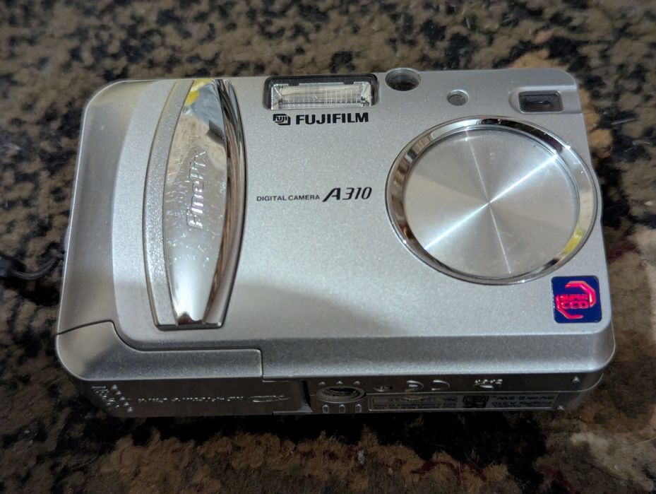 家電 FinePix 新品級》コンパクトカメラ FUJIFILM FinePix AX600 レッド フジ