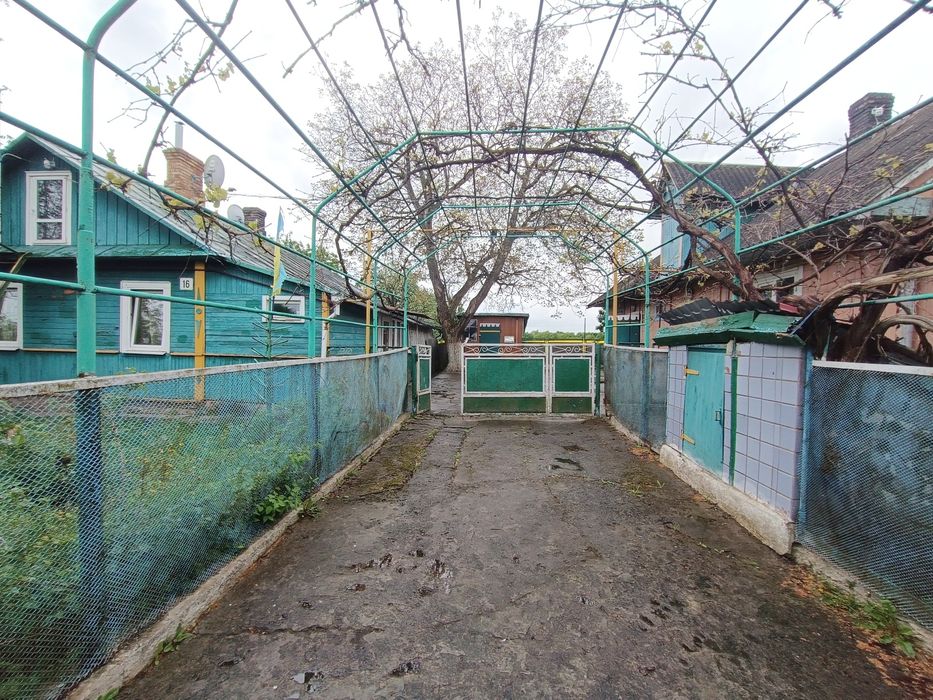 Мрія біля міста: дерев’яний будинок + надвірні будівлі!