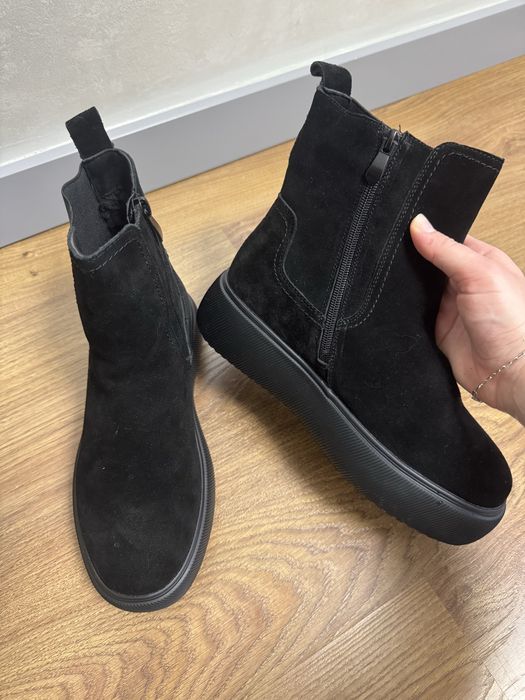 Чоботи жіночі.