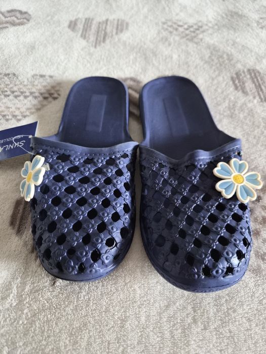 Klapki basenowe nowe, r. 37