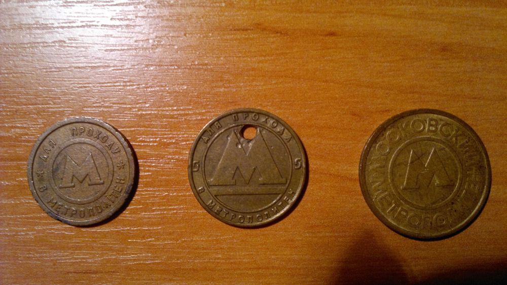 Монеты. Жетоны на метро...