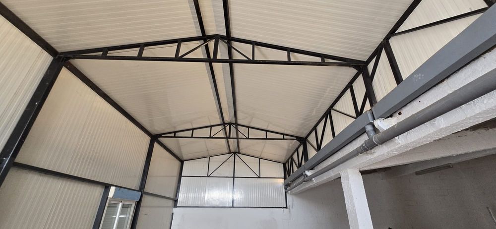 Vende se estrutura de folha sandwicheira com portão.