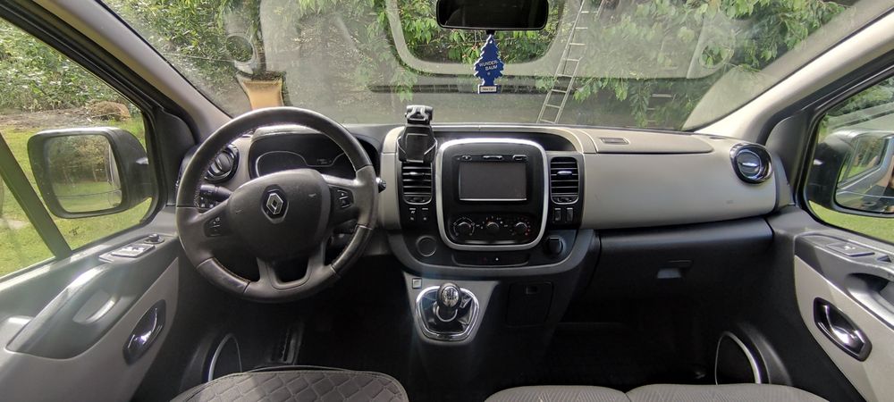 Renault Trafic 9 osobowy.