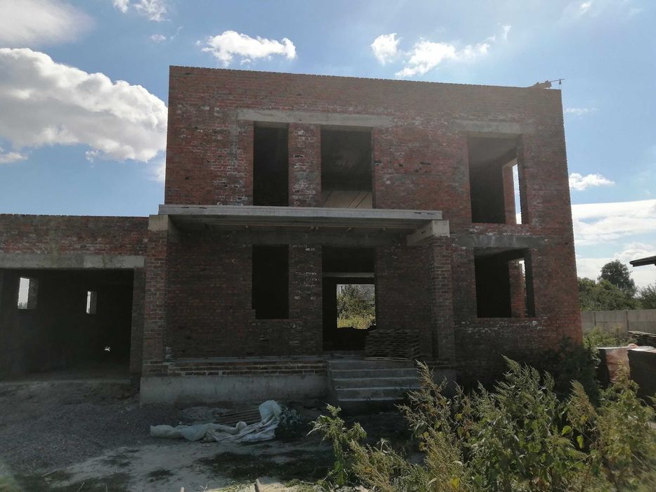 Дом двухэтажный на этапе строительства