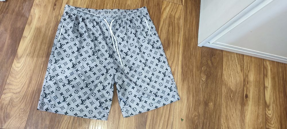 Nowe w opakowaniu spodenki Louis Vuitton rozm L wymiary na fotkach