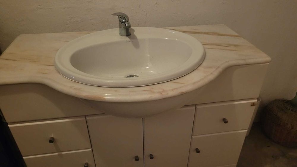 Móvel WC com lavatório e torneira