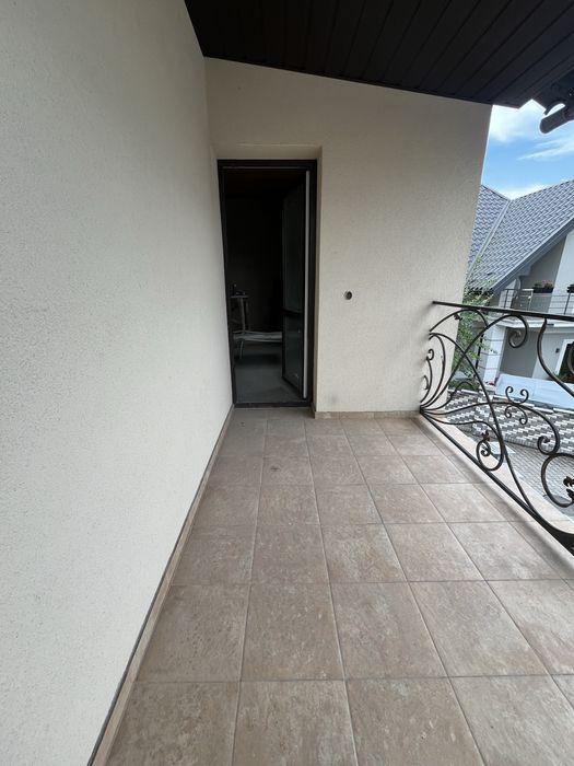 Сучасн.котеж закритою територ.в р-н нових котед. поруч центр.частини.