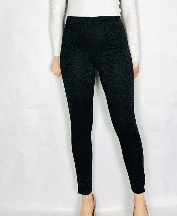 Czarne legginsy w subtelne cętki S 36