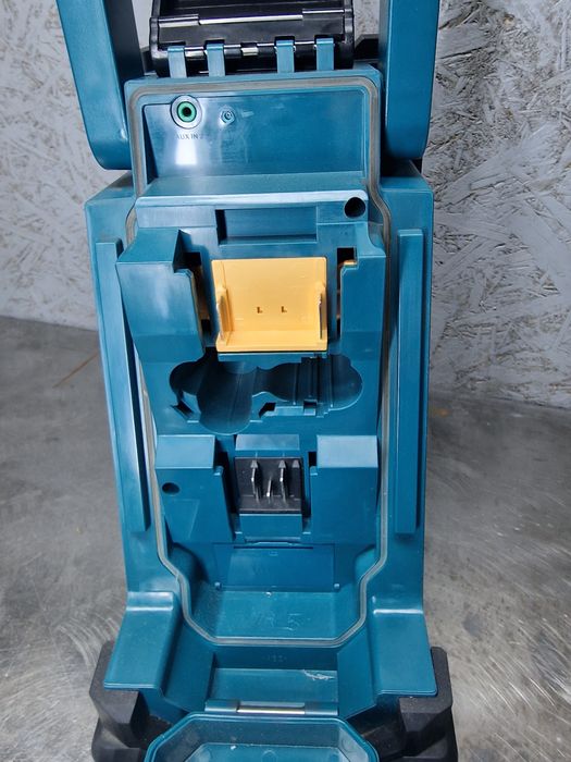 Makita DMR107 radio 18V