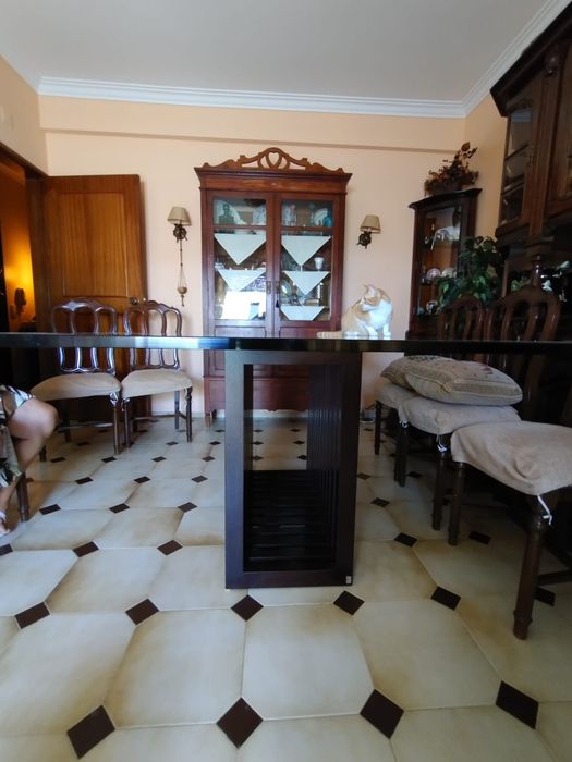 Mesa de sala de jantar com tampo de vidro