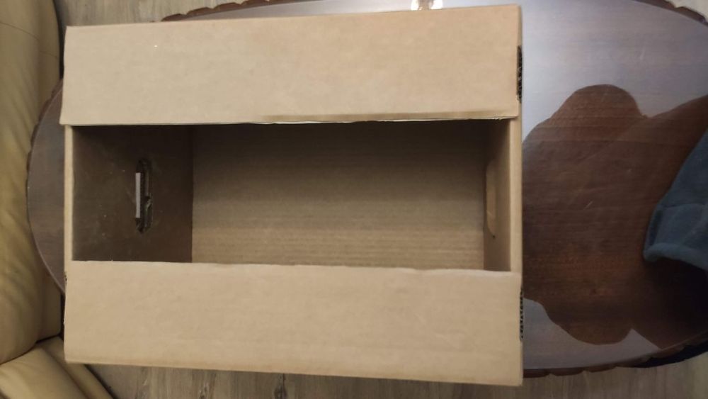 Caixas de cartão triplo novas, desmontadas