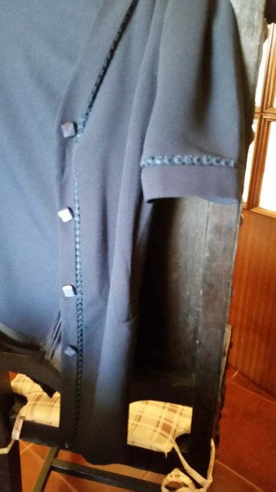 Blazer meia manga azul escuro e bordado