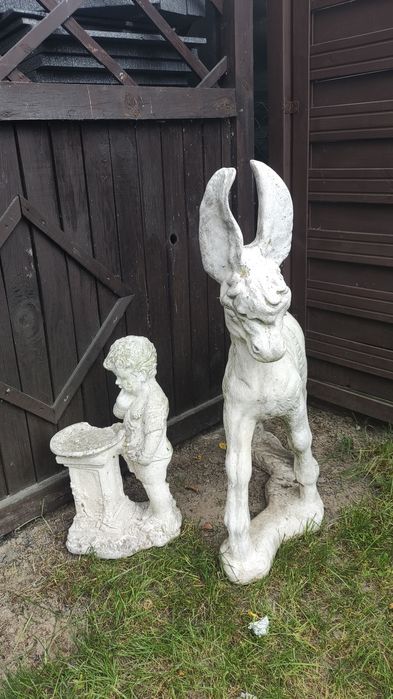 Figura ogrodowa z betonu białego osiołek plus chłopczyk