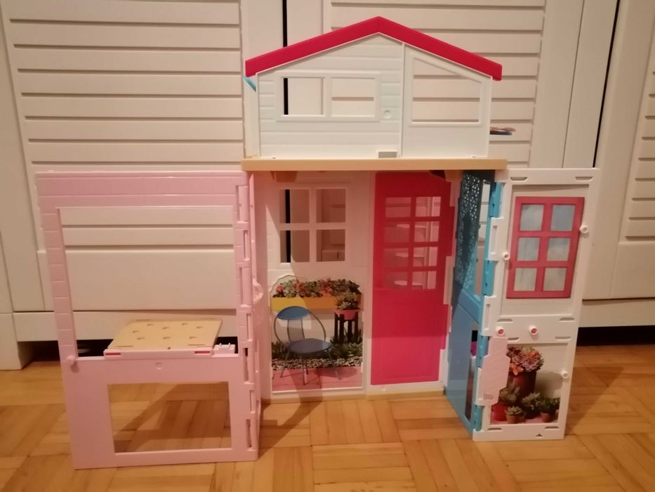 Dwupoziomowy domek dla lalek Barbie