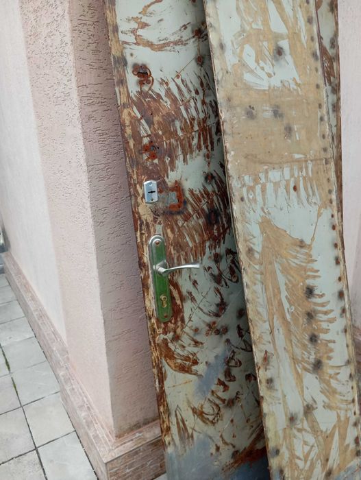 продам металеві двері з коробкою