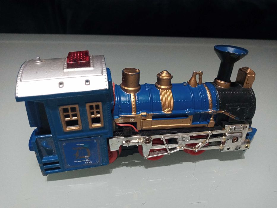 36 carrinhos antigos e 1 comboio de ferro