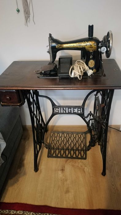 Maszyna SINGER, nożna ze stołem, z silnikiem, stara maszyna do szycia,