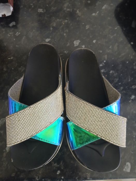 Chinelos semi novos